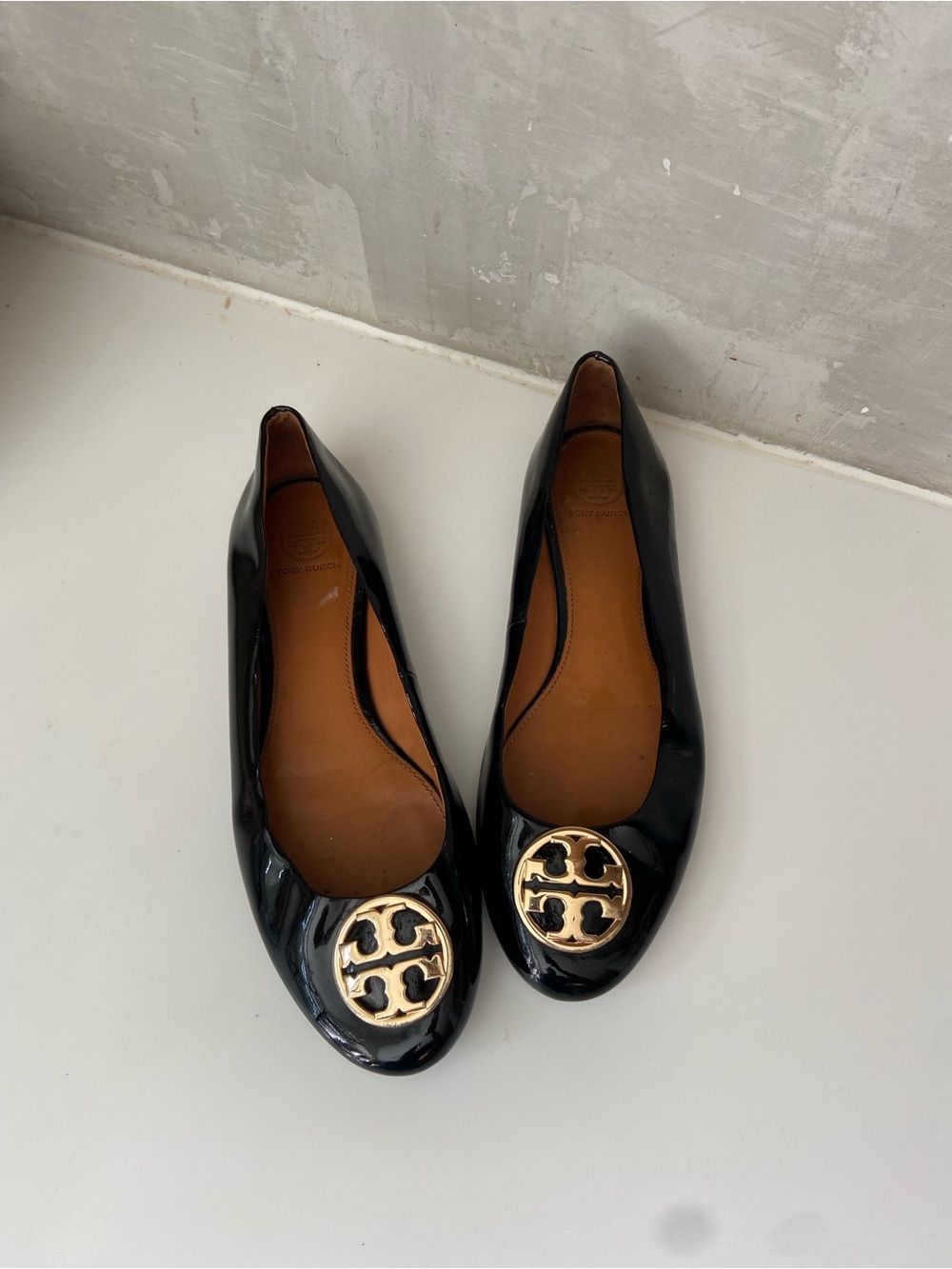 Tory Burch Black Patent Leather Ballet Flats sz 8 Gold medallion preppy classy